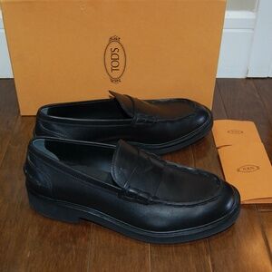 Tod's Black Leather Loafers size US 10.5 and fits 11